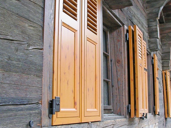 Wood window shutters - Wood look